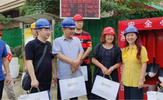 夏日送清涼 溫情暖人心——旅投創新公司工會前往錦弘地產慰問一線職工